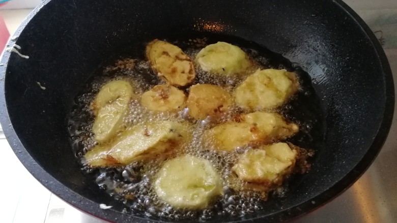 香炸茄盒,油温度90度下锅炸茄盒,上色后中火炸至金黄色。(如图)