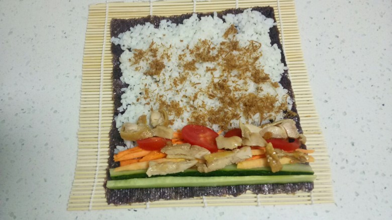 家常寿司,撒上肉松,再铺上各种食材。