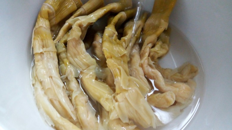 麻香羊尾笋,先将羊尾笋洗去表面的盐霜,因为想要保存的长久一点,必须要做咸一点,再用清水多冲洗几遍