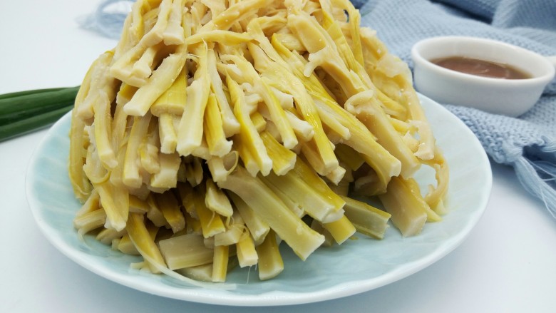 麻香羊尾笋,把羊尾笋撕长条,也可以直接切寸段,我是觉得这样更加快速地泡出盐分