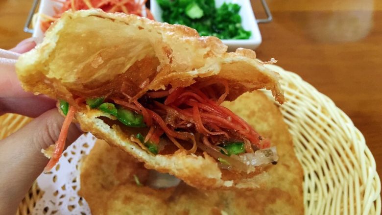油饼卷菜,真的是酥脆可口呀,卷了菜的油饼也不油腻,我们当地人的最爱