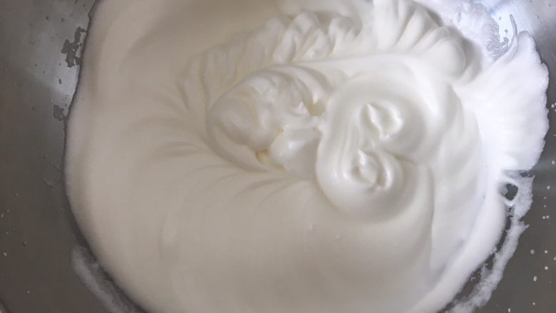 老少咸宜的红枣戚风蛋糕,蛋白霜开始有纹路,不消泡~