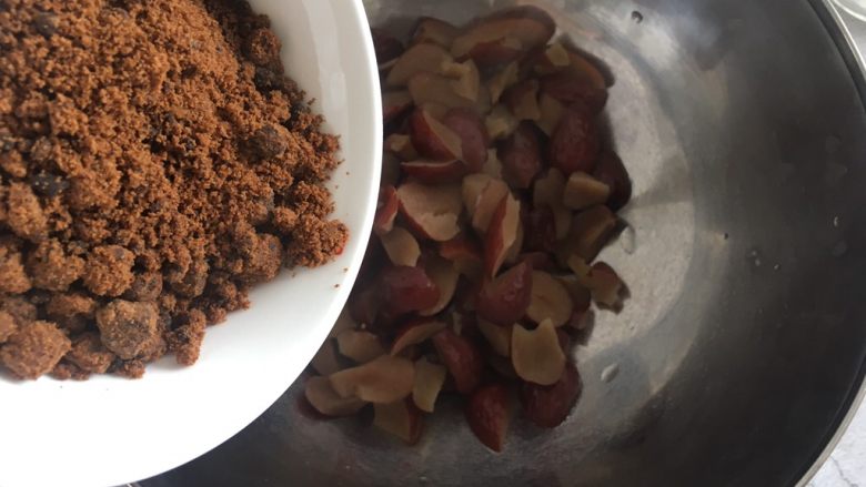 老少咸宜的红枣戚风蛋糕,趁着枣泥还有温度,加入红糖用手动打蛋器搅拌均匀。