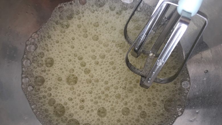 老少咸宜的红枣戚风蛋糕,接下来打发蛋白,蛋白加入几滴柠檬汁,技术熟练的话可以一次性加入所有的白糖打发。也可以按照出现鱼眼泡、小气泡、有轻微纹路的时候依次加入1/3的白砂糖。