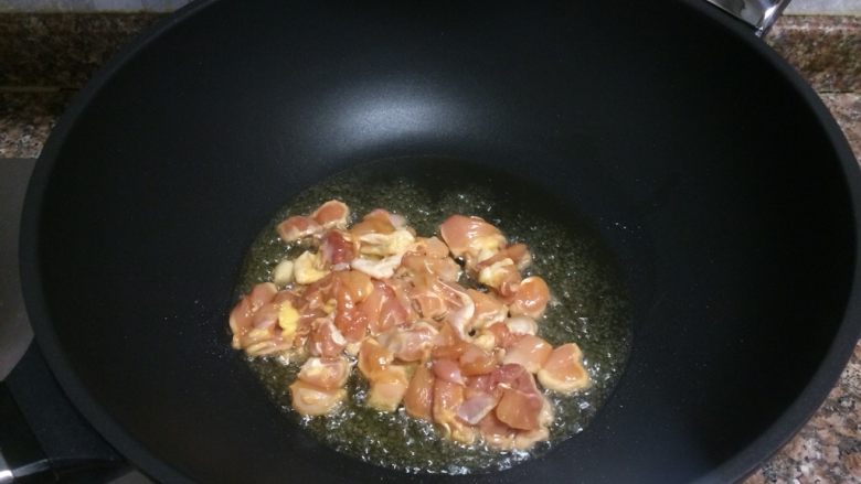 辣子鸡,放入鸡肉煸干水分,直至肉表面微微发黄。