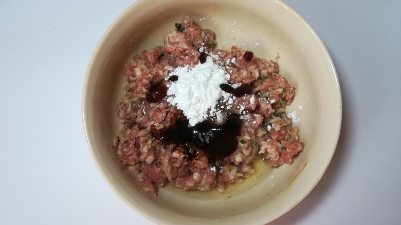 鲜味冬瓜炖肉丸,依次加入各项调料,一个蛋的蛋白,加一整个蛋也可以。