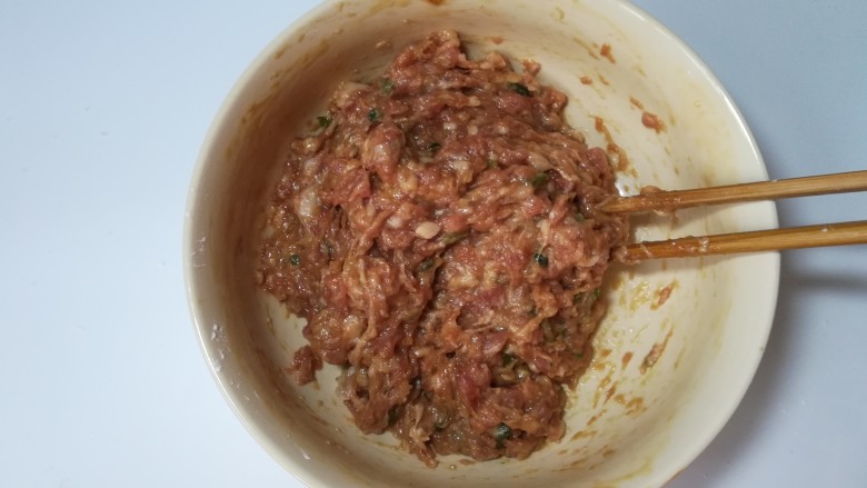 鲜味冬瓜炖肉丸,搅打至有感觉到阻力,调料和肉馅充分融合。