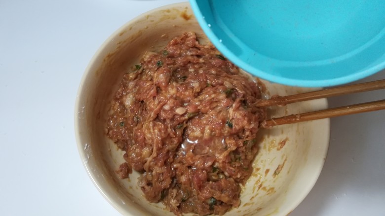 鲜味冬瓜炖肉丸,少量多次的加入清水,继续朝一个方向搅打,每一次都要等前面加的水被肉馅充分吸收以后再加下一次 ,一定要朝着一个方向搅打,这样肉馅才能充分的上劲,有筋度的肉馅才吃起来比较Q弹一些,不然做出来会是散渣渣的口感。