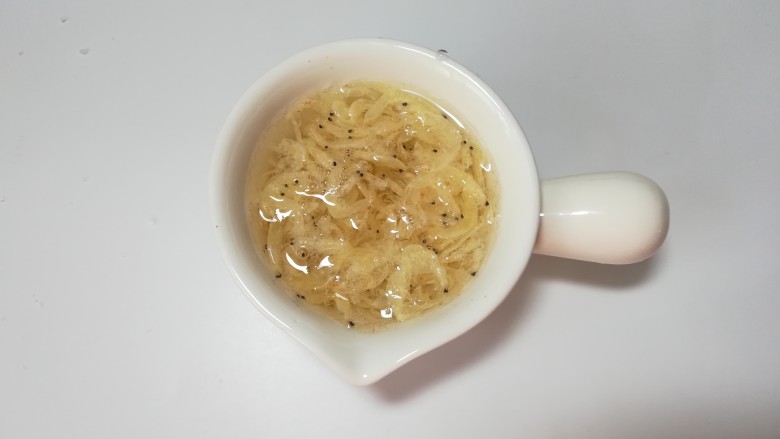 鲜味冬瓜炖肉丸,现在来准备配料,<a style='color:red;display:inline-block;' href='/shicai/ 288'>虾皮</a>用水清洗沥干。