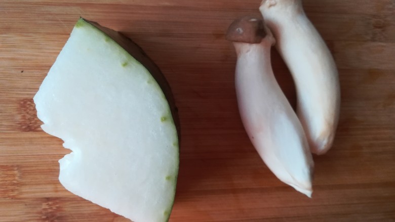 鲜味冬瓜炖肉丸,杏鲍菇和冬瓜清洗干净,也可以放其他的菌类和木耳等。