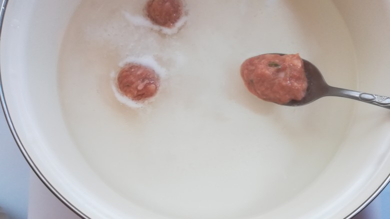 鲜味冬瓜炖肉丸,不要用大火来下肉丸,容易让没有成型的肉丸散掉。用勺子舀成大小合适的肉丸,放入水里。 放到水里后,不要去搅动它,让它自然成形。