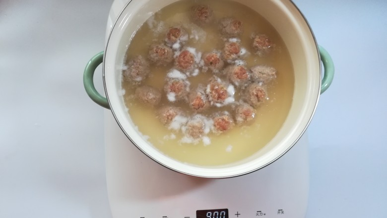 鲜味冬瓜炖肉丸,肉馅全部做成肉丸后,小火保持微沸,定型。