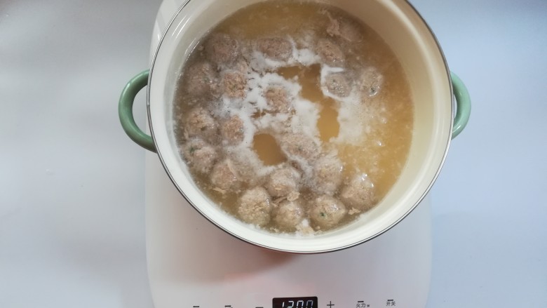 鲜味冬瓜炖肉丸, 成型后用勺子轻轻推动肉丸,防止黏到锅底。