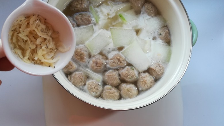 鲜味冬瓜炖肉丸,加入虾皮,盖上锅盖一起小火焖,根据肉丸的大小定时间,比较小的,五分钟就可以熟了,大点的肉丸适当延长时间。