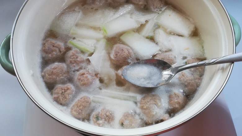 鲜味冬瓜炖肉丸,因为加的有<a style='color:red;display:inline-block;' href='/shicai/ 17'>蛋清</a>,会有浮沫,用勺子撇去。