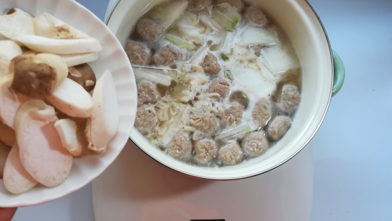 鲜味冬瓜炖肉丸,肉丸熟了以后,加入切片的杏鲍菇,再煮约一、两分钟。