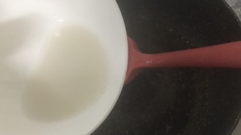 加班后的犒劳美食,家常鲍鱼仔捞饭,再倒入淀粉水勾芡。浓稠状。