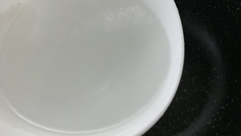 加班后的犒劳美食,家常鲍鱼仔捞饭,取小锅,中火,倒入小半碗清水。