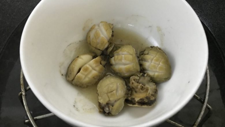 加班后的犒劳美食,家常鲍鱼仔捞饭,蒸好的鲍鱼。