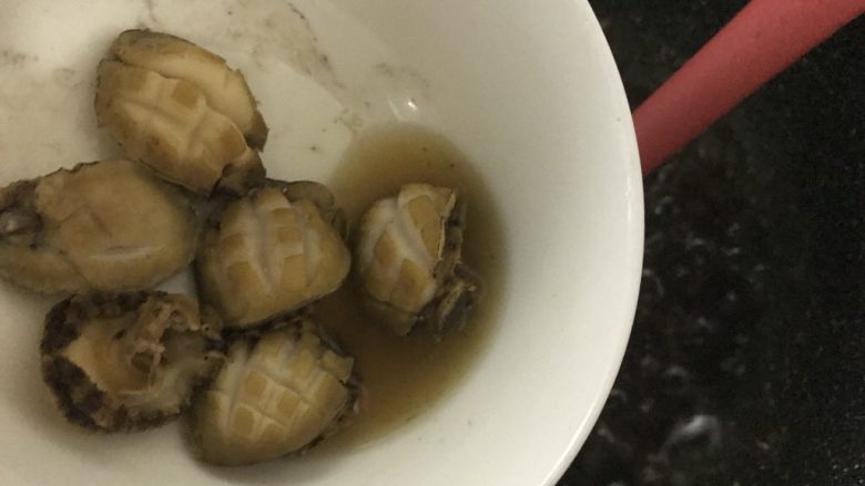 加班后的犒劳美食,家常鲍鱼仔捞饭,把鲍鱼仔连汁倒入,煮一分钟就好了。