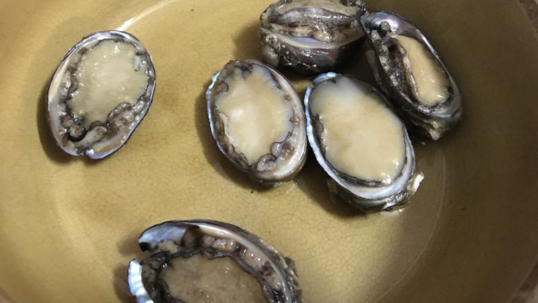 加班后的犒劳美食,家常鲍鱼仔捞饭,<a style='color:red;display:inline-block;' href='/shicai/ 72345'>鲍鱼仔</a>用牙刷洗净。