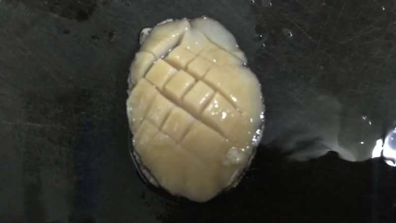 加班后的犒劳美食,家常鲍鱼仔捞饭,再把鲍鱼平滑那面轻轻划网纹。