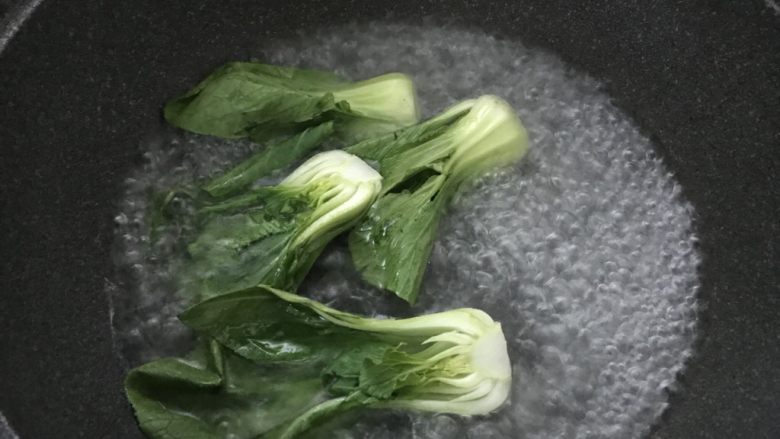 加班后的犒劳美食,家常鲍鱼仔捞饭,大火烧开水,放入少量油盐,把青菜灼熟捞起。