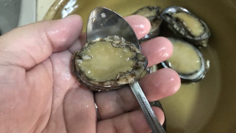加班后的犒劳美食,家常鲍鱼仔捞饭,用勺子把鲍鱼挖出。