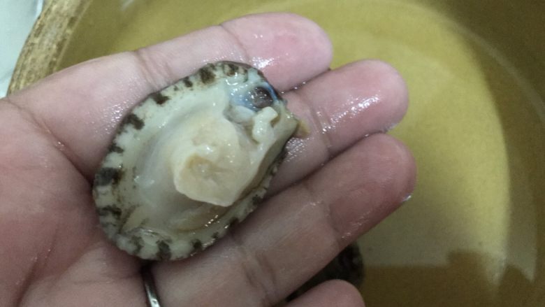 加班后的犒劳美食,家常鲍鱼仔捞饭,去除内脏。