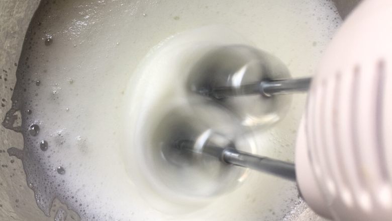 大理石纹芝士蛋糕,接着打蛋清,糖分三次加入蛋清中,打发至可以拉出弯弯尖角的湿性发泡状态