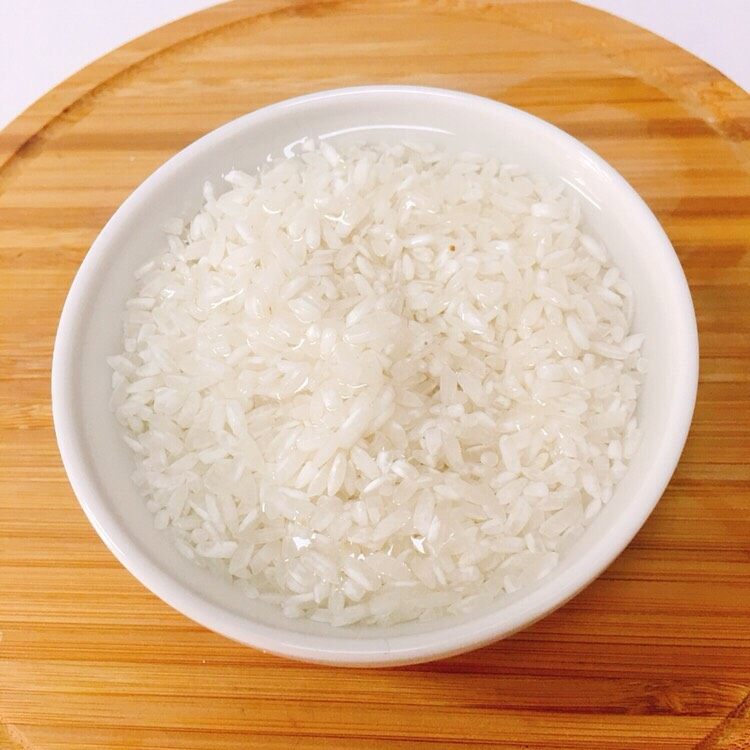 裙带菜干贝粥,大米浸泡15分钟,裙带菜切碎。