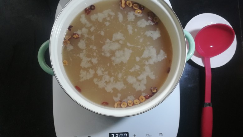 红糖小米杂粮粥,大火煮开,最好看着一点,防止溢出锅。