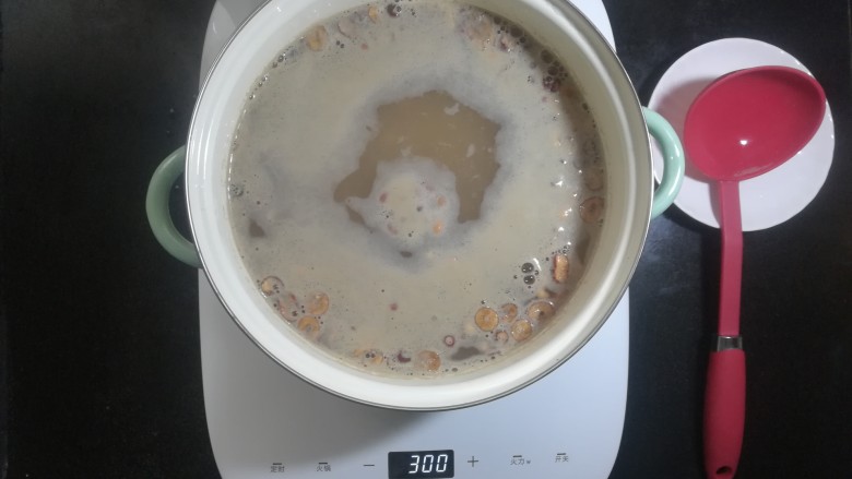 红糖小米杂粮粥,大火煮开后转小火,保持一直微沸的状态。