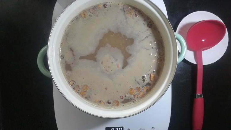 红糖小米杂粮粥,有定时功能的可以定半个小时,这样在做其他事情的时候,不容易遗忘了,防止烧干。