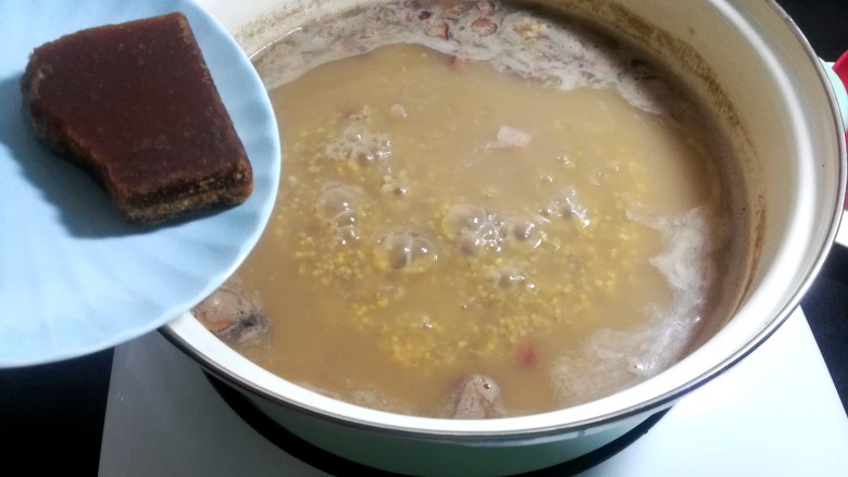 红糖小米杂粮粥,在米粥开始粘稠,快要好的时候放入红糖,小火再熬煮3到5分钟。