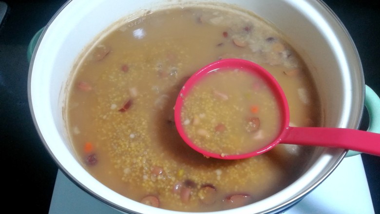 红糖小米杂粮粥,等红糖融化以后,就可以关火食用了。