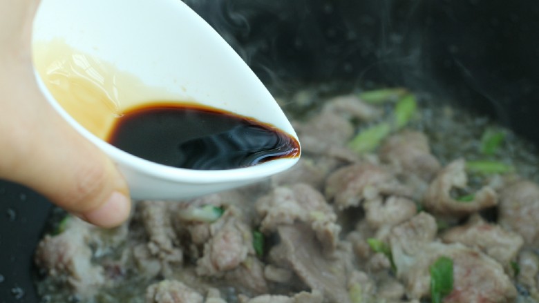 榛蘑炒肉,调入<a style='color:red;display:inline-block;' href='/shicai/ 788'>生抽</a>