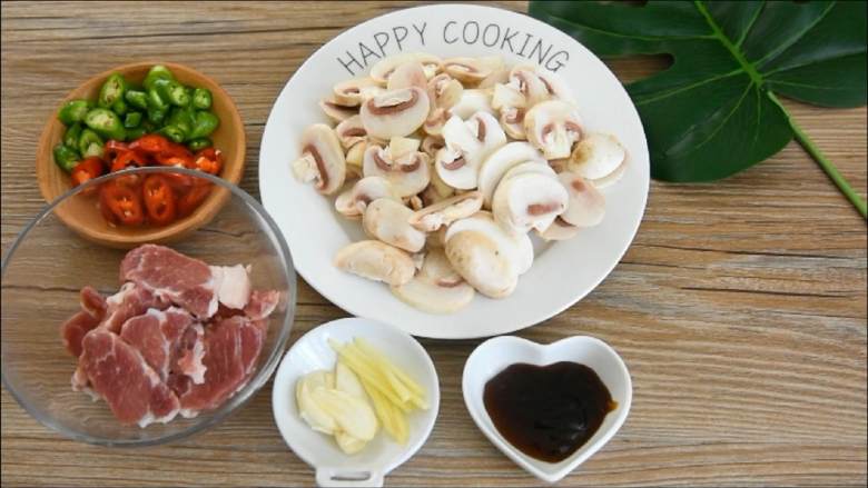 鲜香浓郁,口感软嫩,营养下饭的家常小菜,【主料】蘑菇 10颗|猪肉 100克
【辅料】:小米椒 2颗|蚝油 2勺|杭椒 1颗|姜蒜 少许