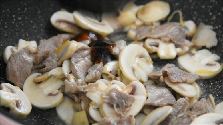 鲜香浓郁,口感软嫩,营养下饭的家常小菜,加入2勺蚝油,炒出蘑菇的水分。