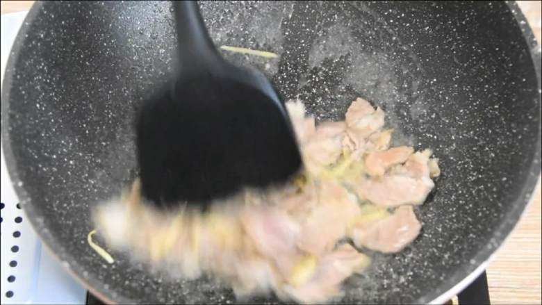 鲜香浓郁,口感软嫩,营养下饭的家常小菜,加入1勺料酒,肉片炒至变色。