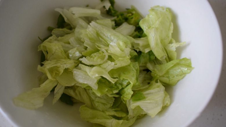 酸辣麻香米粉,<a style='color:red;display:inline-block;' href='/shicai/ 121'>生菜</a>洗净,用手掰成小片放碗里。