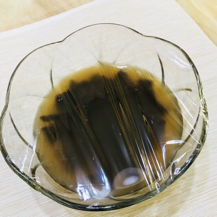 阿胶固元膏,用保鲜膜封住,常温下泡24小时左右