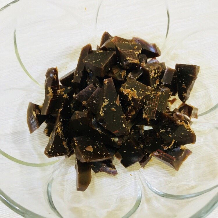 阿胶固元膏,搞碎阿胶,如果你有打粉机可以用打粉机