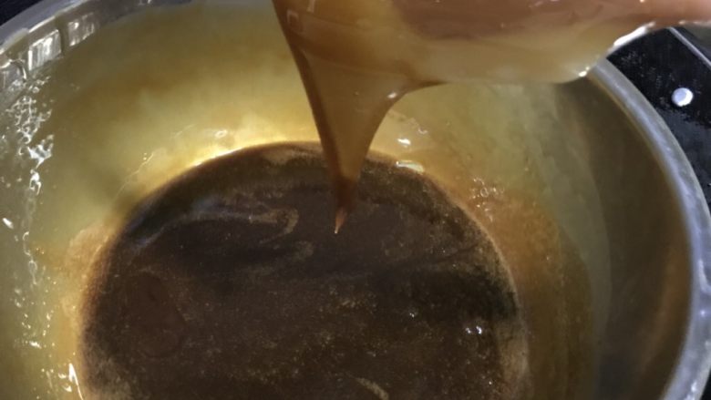 阿胶固元膏,煮至挂旗,什么叫挂旗?就是阿胶挂在铲上不会马上掉下去