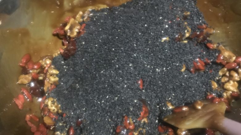 阿胶固元膏,拌匀后倒入黑芝麻,注意黑芝麻一定一定要放最后