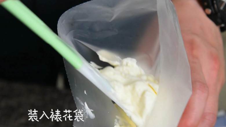 芒果木糠杯—我发现:奥利奥和甜品简直是绝配,装入裱花袋。