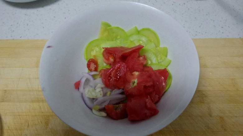 凉拌瓜片西红柿,加入切好的<a style='color:red;display:inline-block;' href='/shicai/ 3551'>西红柿</a>块。