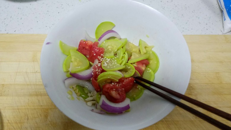 凉拌瓜片西红柿,根据个人口味加入适量盐、<a style='color:red;display:inline-block;' href='/shicai/ 756'>鸡精</a>、<a style='color:red;display:inline-block;' href='/shicai/ 847'>香油</a>。