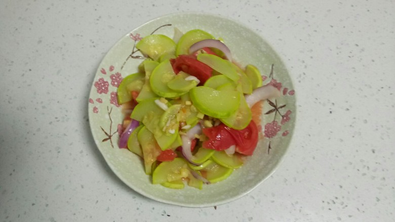 凉拌瓜片西红柿,搅拌均匀盛入盘中。