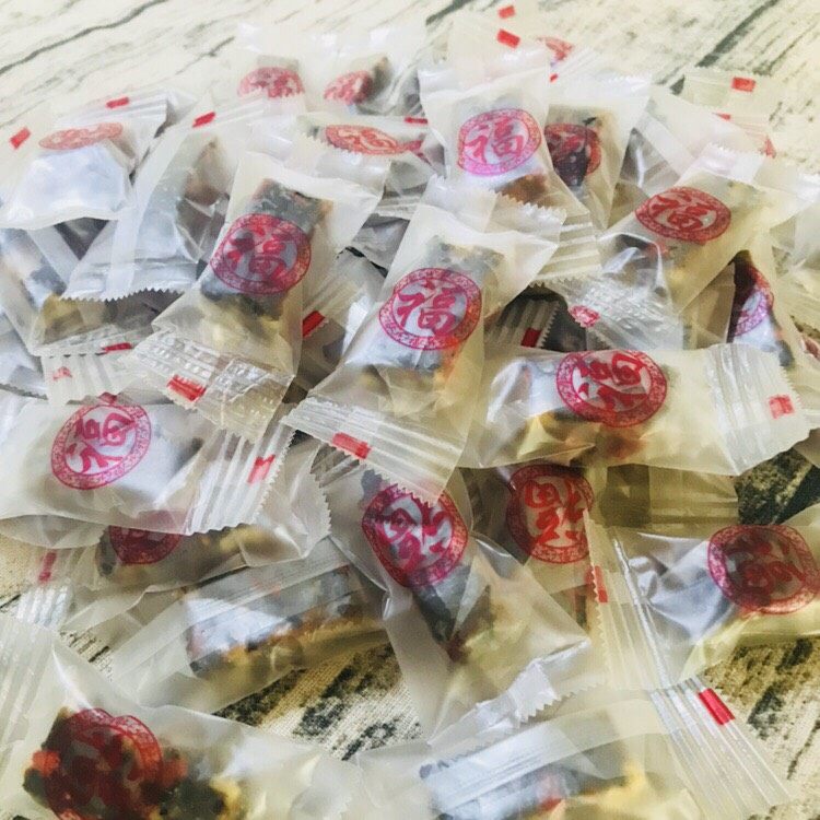 阿胶固元膏,最后加糯米纸包好装到袋子里封口即可,在冰箱可以保存两个月左右,每天吃两粒,身体棒棒哒